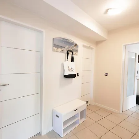 Nordsee Direkt Garten Hallenbad Und Sauna Strandkorb In Der Saison ドルム・ノイフェルト