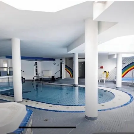 Nordsee Direkt Garten Hallenbad Und Sauna Strandkorb In Der Saison ドルム・ノイフェルト