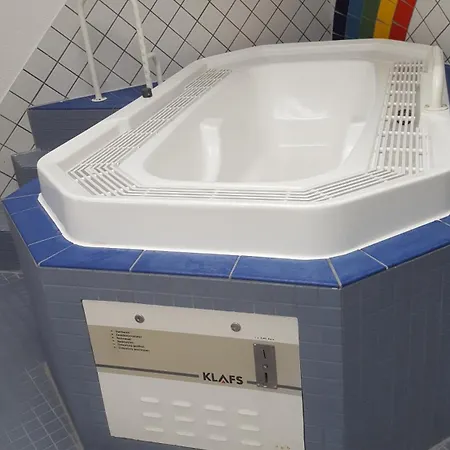 Nordsee Direkt Garten Hallenbad Und Sauna Strandkorb In Der Saison アパート ドルム・ノイフェルト