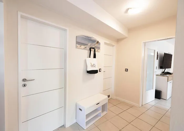 Nordsee Direkt Garten Hallenbad Und Sauna Strandkorb In Der Saison Dorumer Neufeld